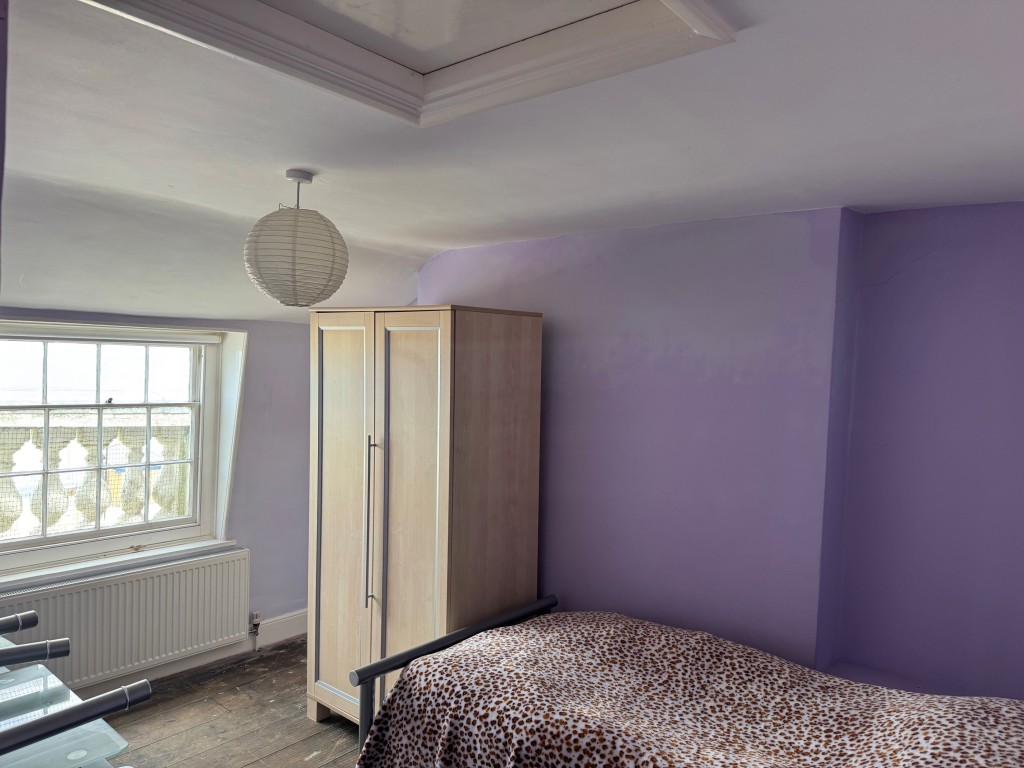 Lot: 81 - FREEHOLD SEAFRONT FIVE STOREY HOME WITH PARKING AND BEAUTIFUL BEACH AND SEA VIEWS - One of the Top Floor Bedrooms